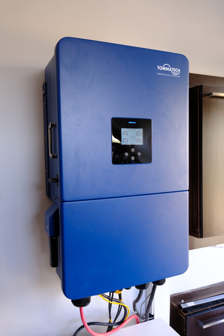 TommaTech hibrit inverter yakın çekim